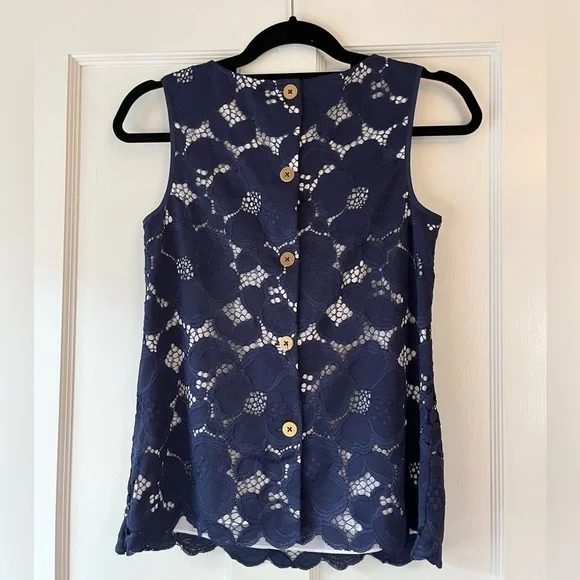 Lilly Pulitzer lona Lace Top Shell True Navy Two
Tone Lace Size XS - Picture 3 of 5